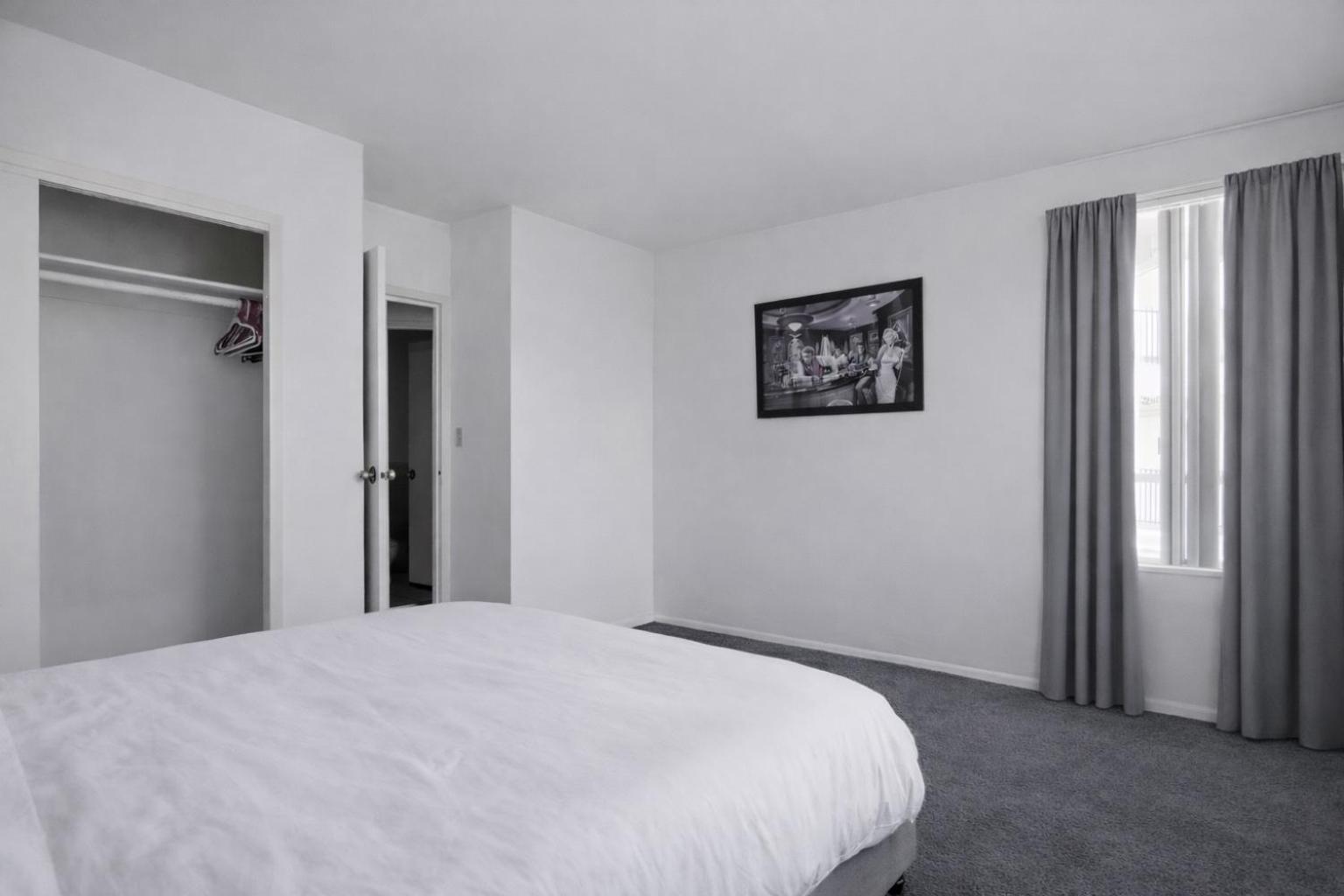 Spacious 2 Bedroom 2 Bathroom Unit Great Location — Photos 2